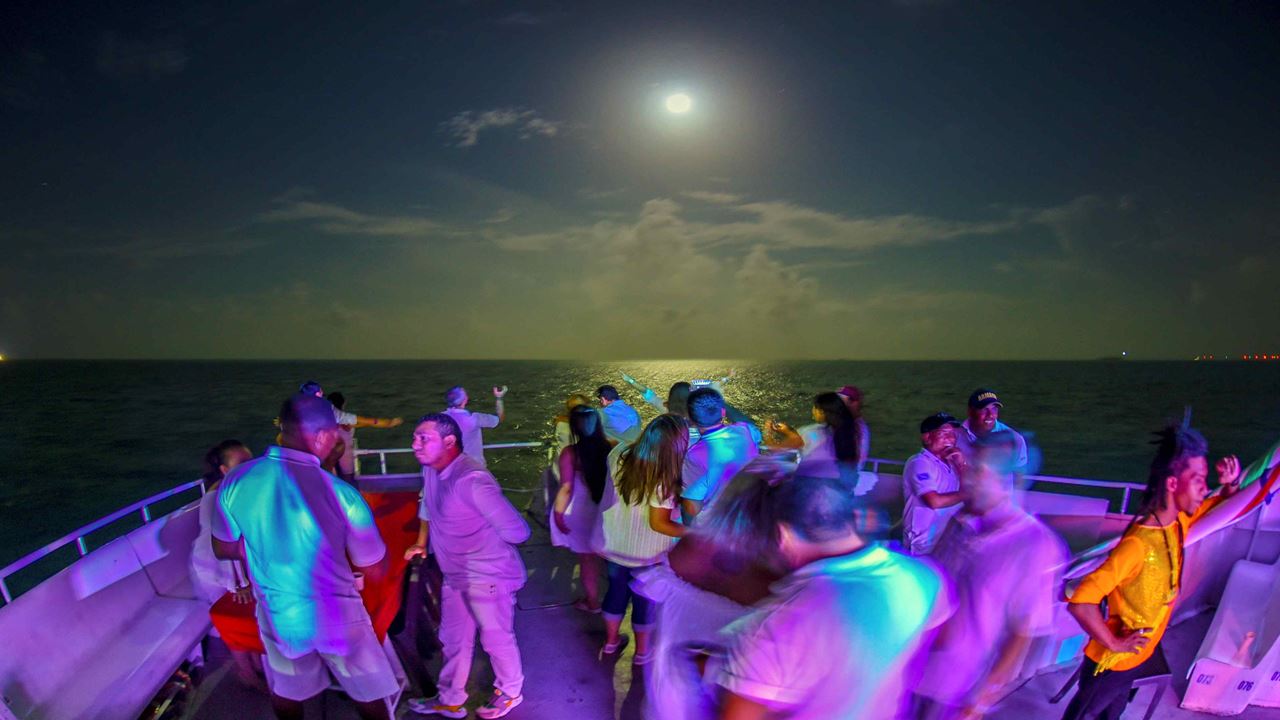 Noite Branca Em Um Catamarã foto 5