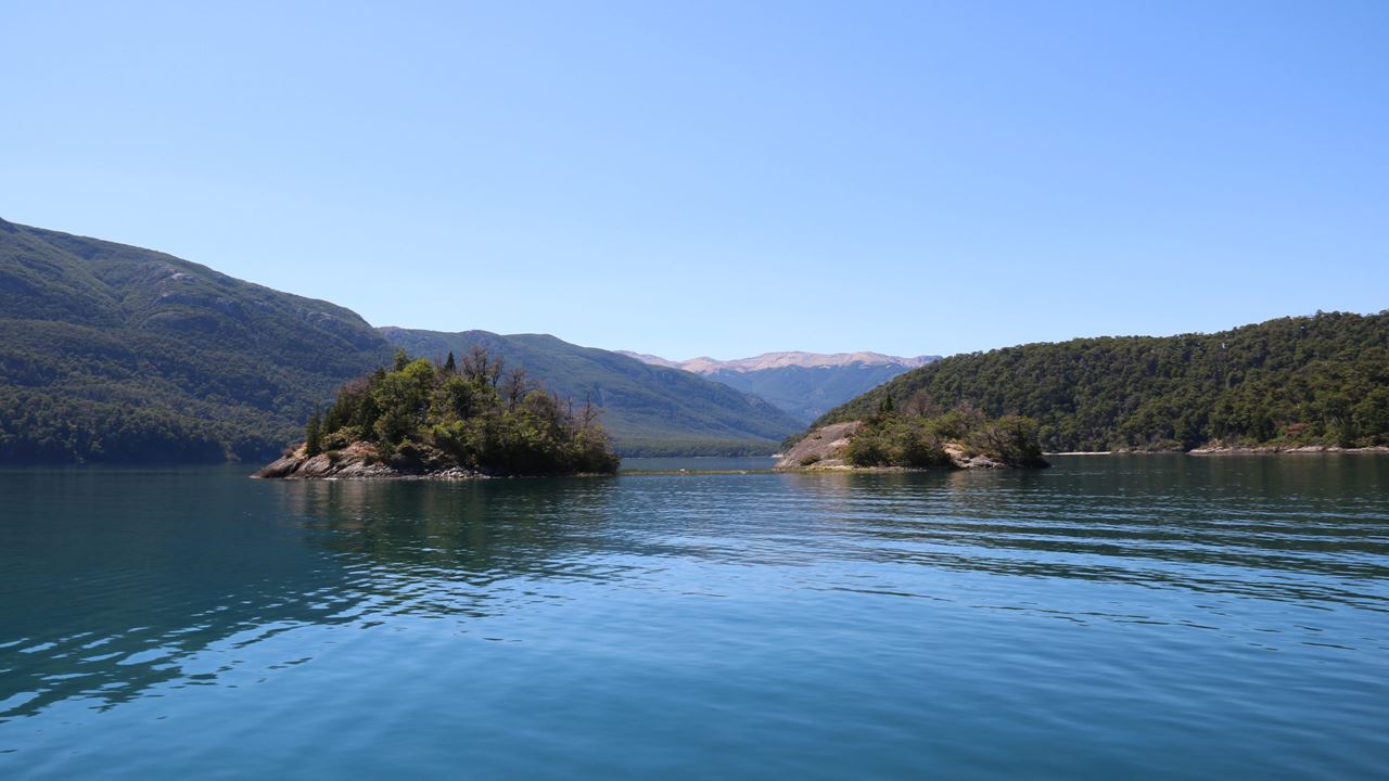 Catamaran Trip Lake Menéndez foto 5
