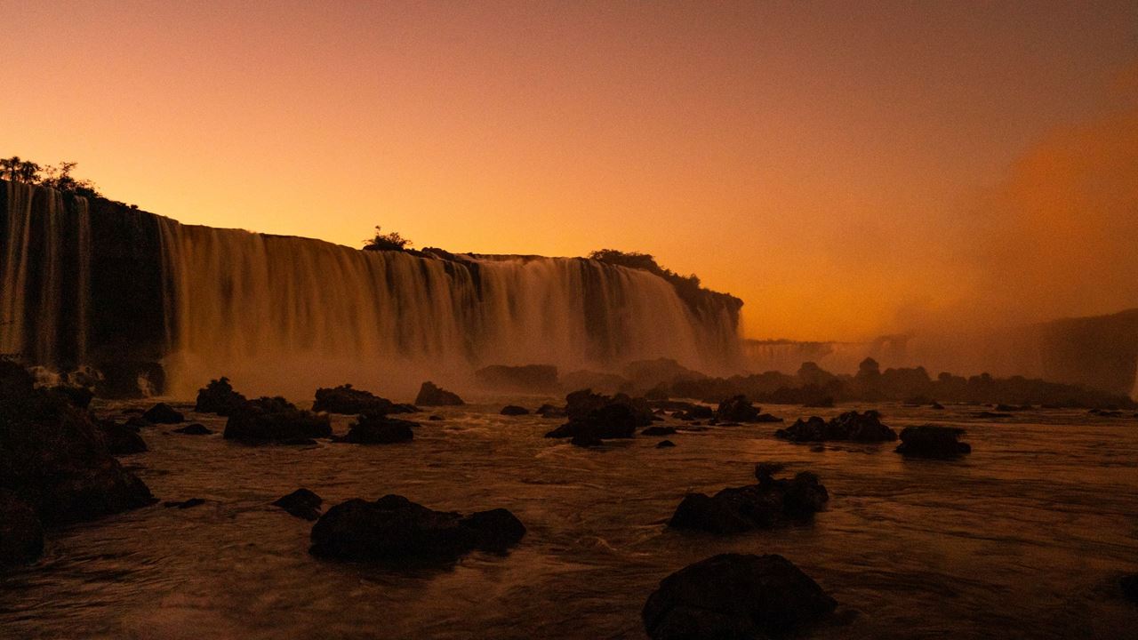 Nascer Do Sol Nas Cataratas Brasileiras Com Café Da Manhã