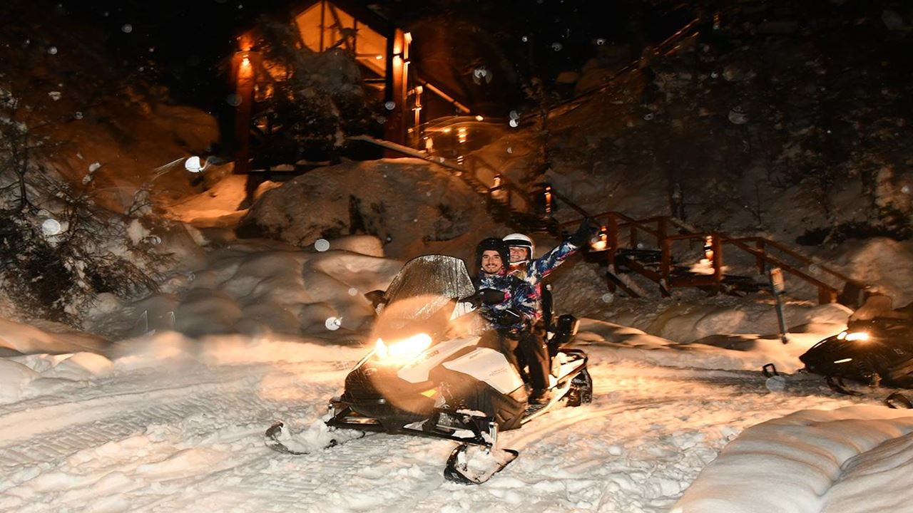 Motos De Neve E Jantar Na Caverna Da Catedral