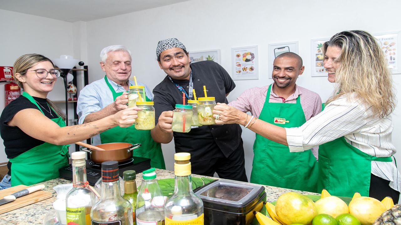 Aula De Bebidas Típicas Brasileiras Com Pôr Do Sol Na Praia De Ipanema