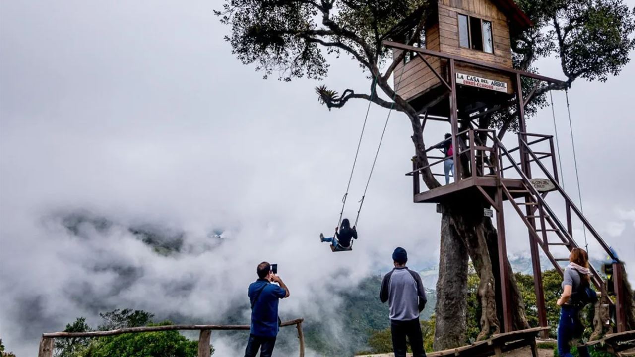 Trekking Zum Baumhaus In Baños De Agua Santa