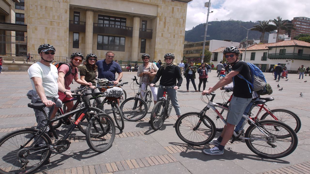 Tour Panorámico En Bicicleta: Vida Local, Grafiti Y Mercado De Frutas